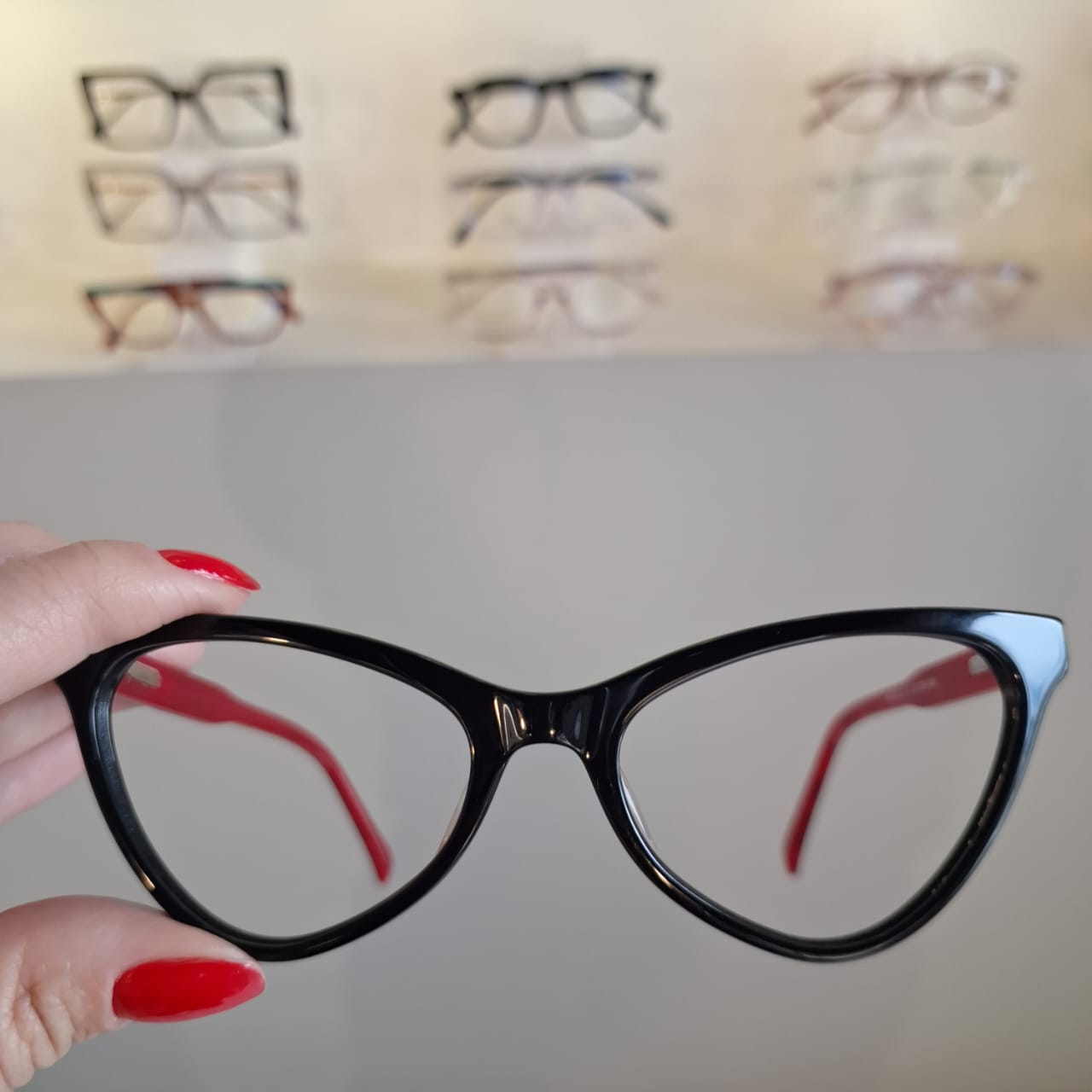 Armação Gatinho Retro Preto / Vermelho Feminino - Monte Seus Óculos