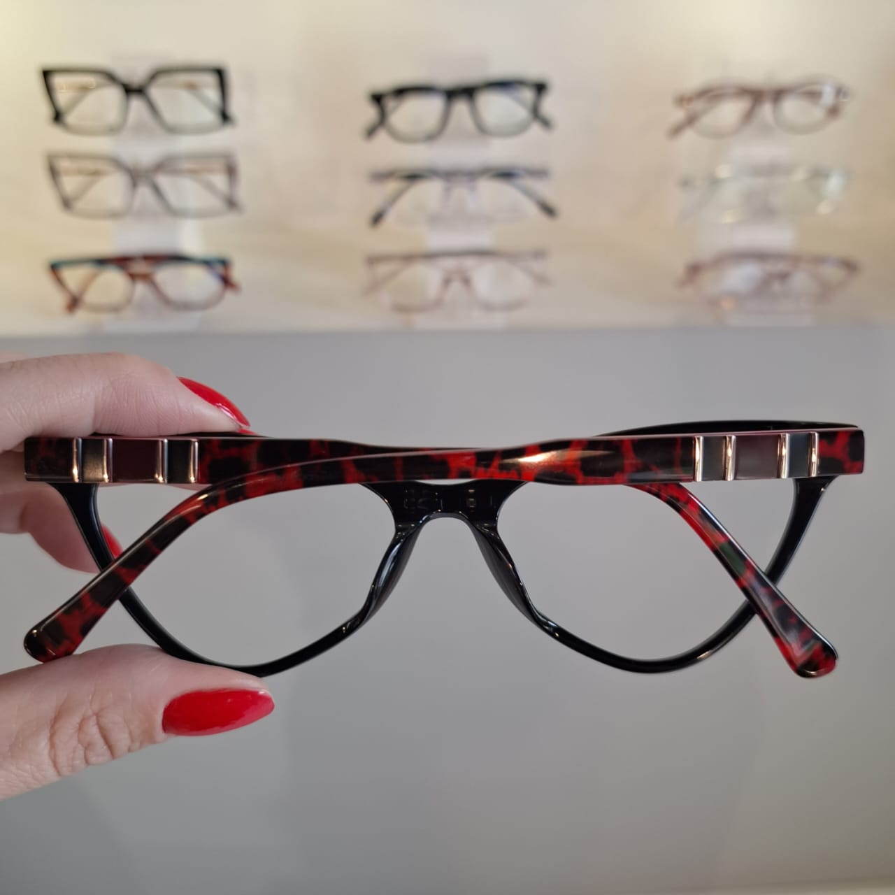 Armação Gatinho Retro Preto / Vermelho Feminino - Monte Seus Óculos - Imagem 3