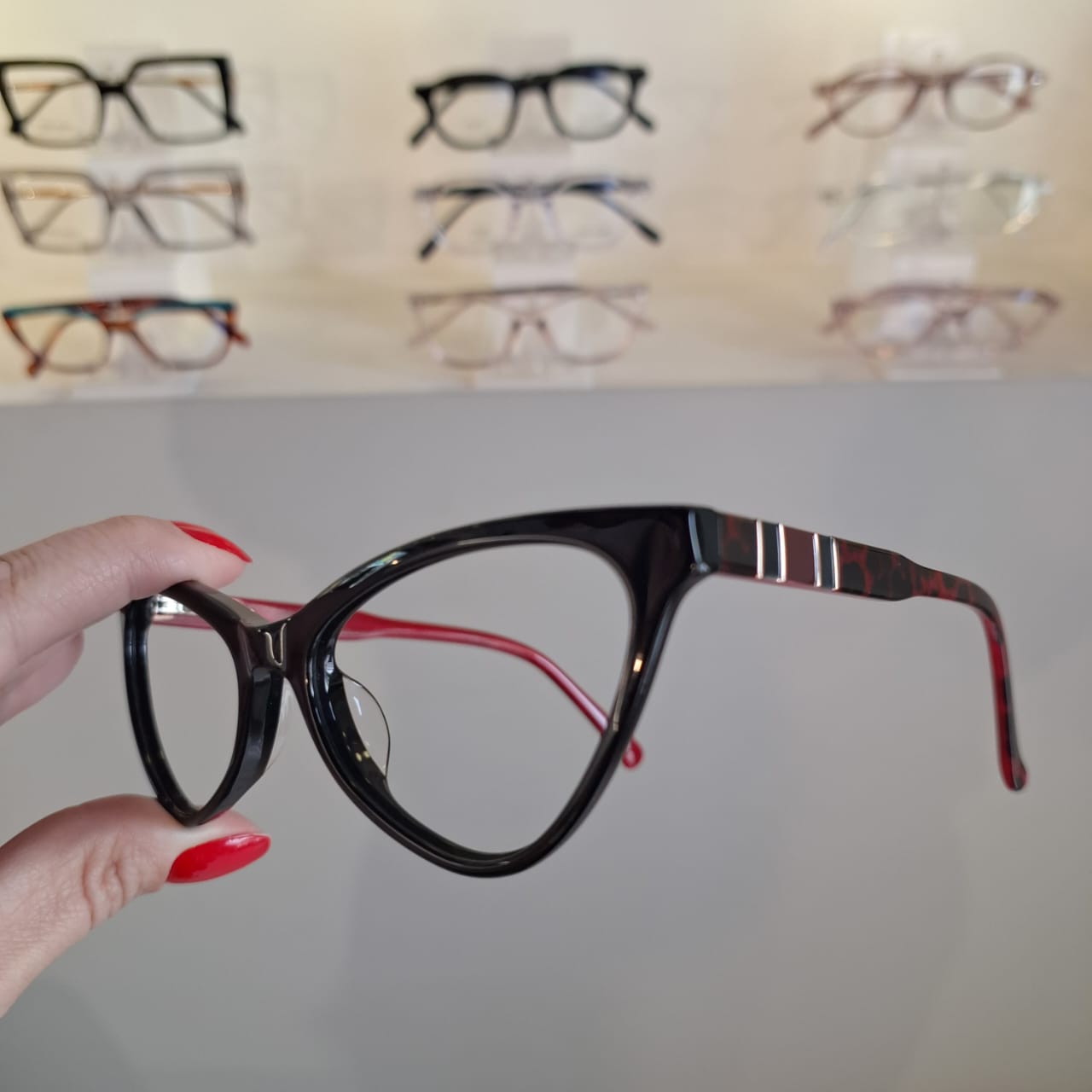 Armação Gatinho Retro Preto / Vermelho Feminino - Monte Seus Óculos - Imagem 2