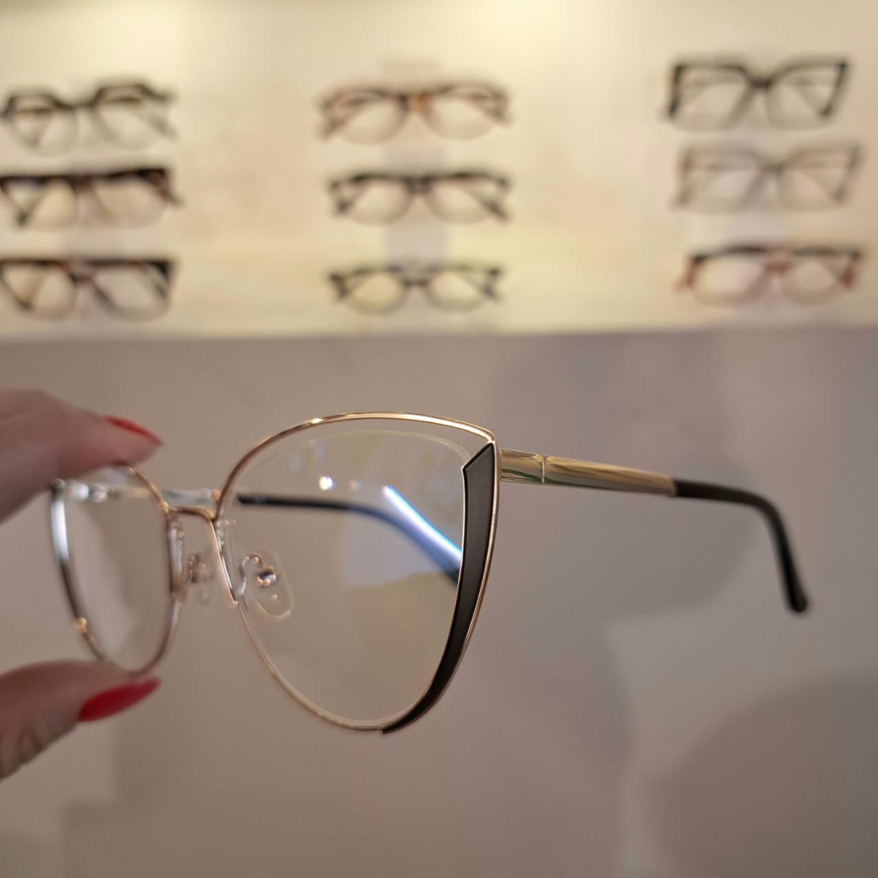 Armação Gatinho Dourado / Preto Feminino - Monte Seus Óculos - Imagem 3