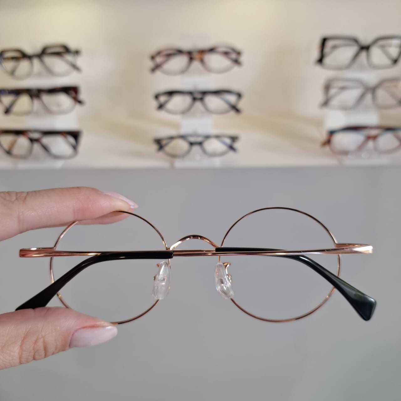 Armação Redondo Preto / Dourado Unissex - Monte Seus Óculos 29 - Imagem 3