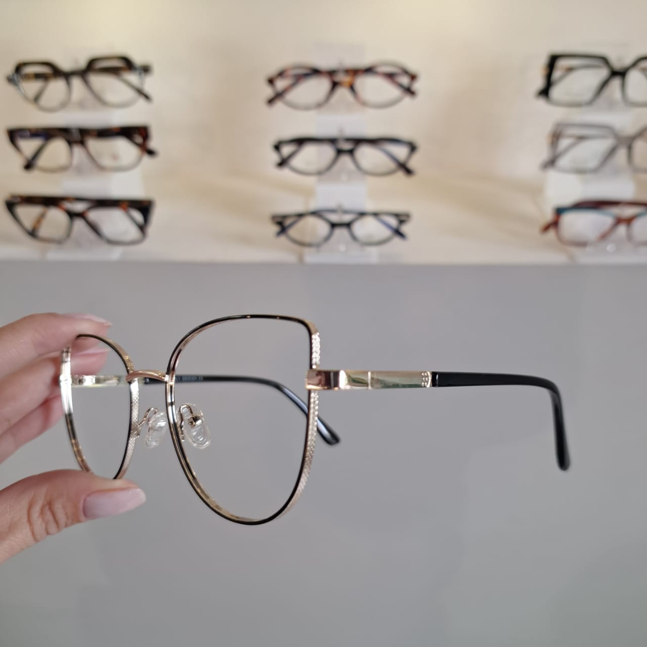 Armação Gatinho Preto / Dourado Feminino - Monte Seus Óculos 60020 - Imagem 3