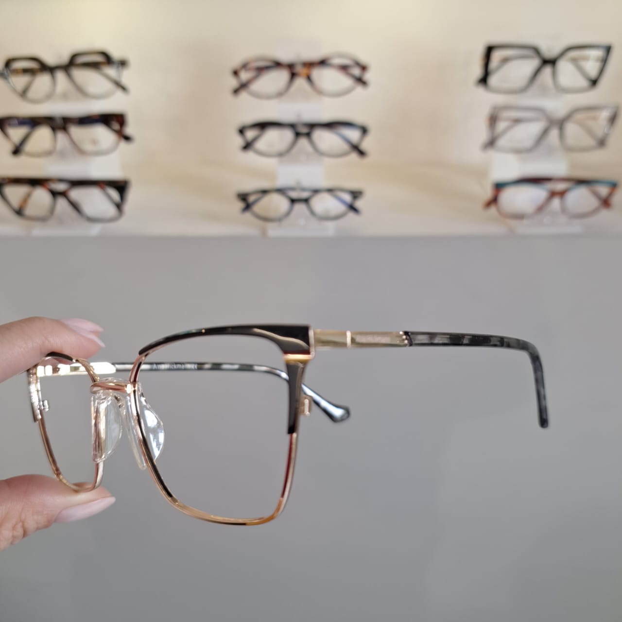 Armação Retangular Preto / Dourado Feminino - Monte Seus Óculos 4007 - Imagem 3