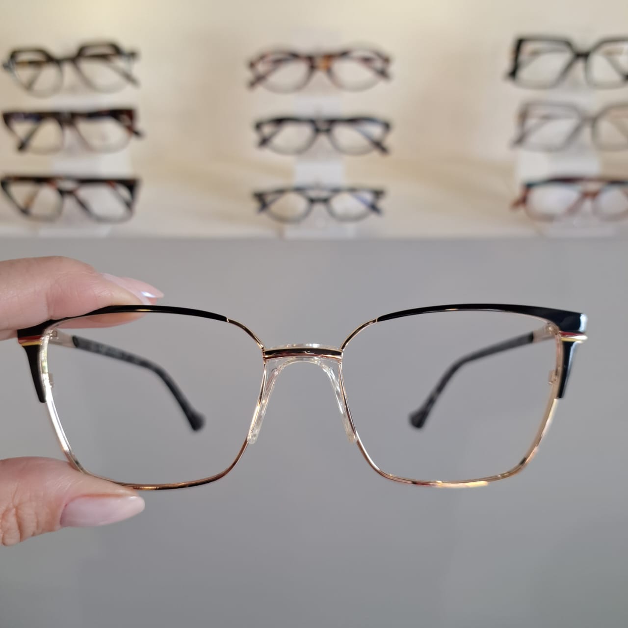 Armação Retangular Preto / Dourado Feminino - Monte Seus Óculos 4007