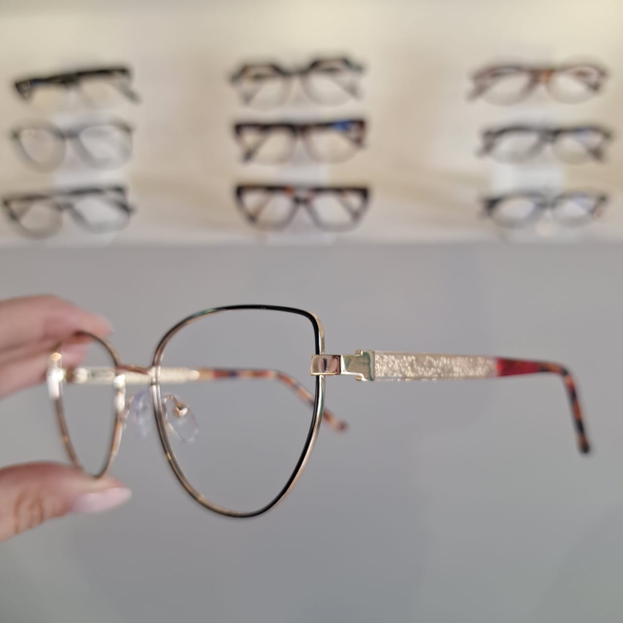 Armação Gatinho Preto / Dourado Feminino - Monte Seus Óculos 60017 - Imagem 3