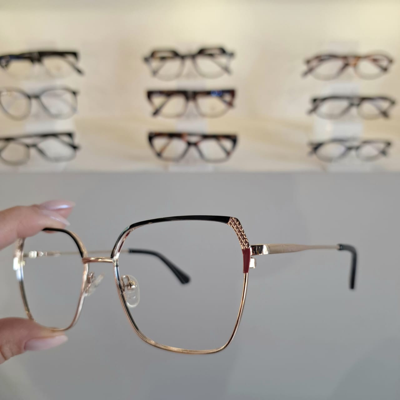 Armação Sextavado Preto / Dourado / Vermelho Feminino - Monte Seus Óculos 17018 - Imagem 3