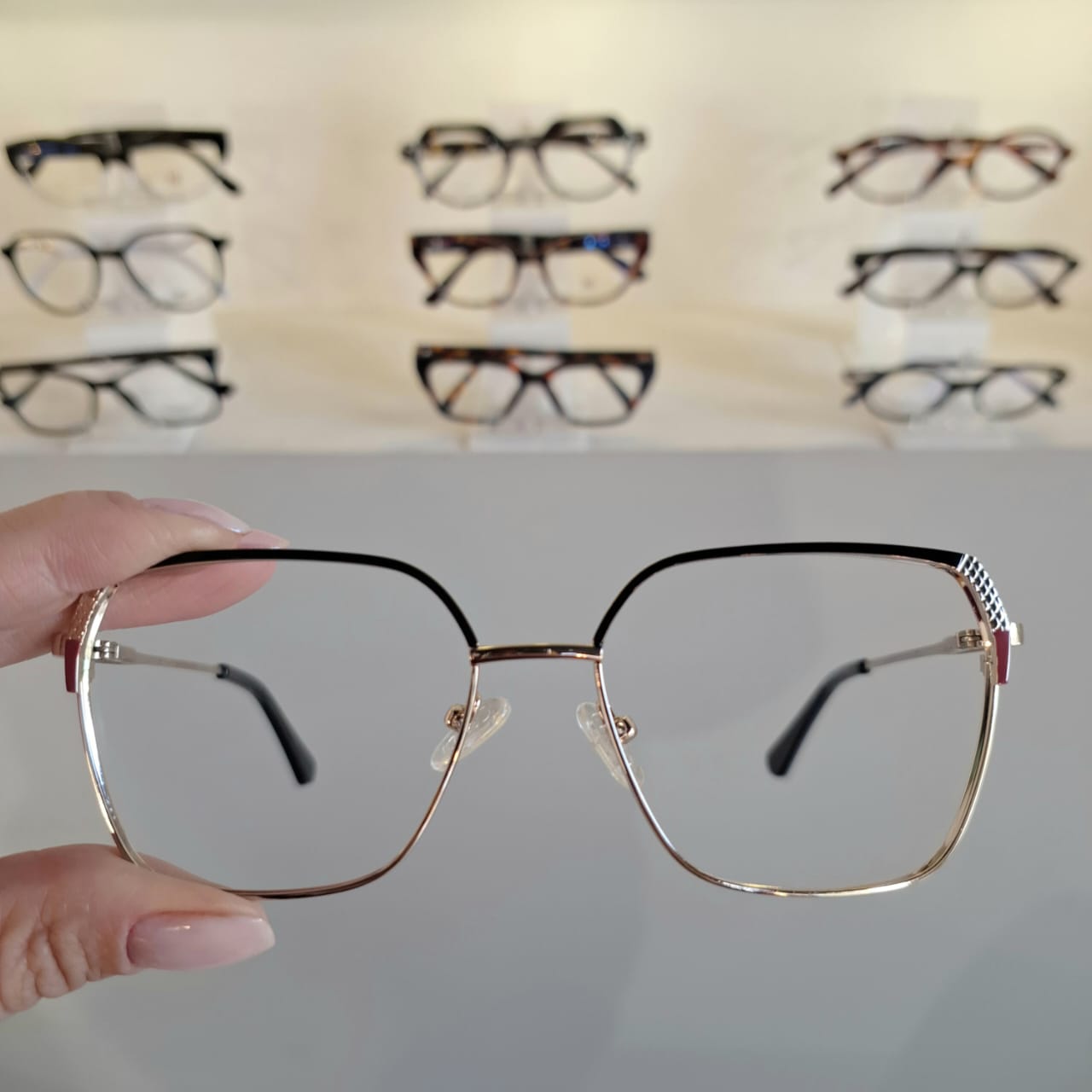 Armação Sextavado Preto / Dourado / Vermelho Feminino - Monte Seus Óculos 17018